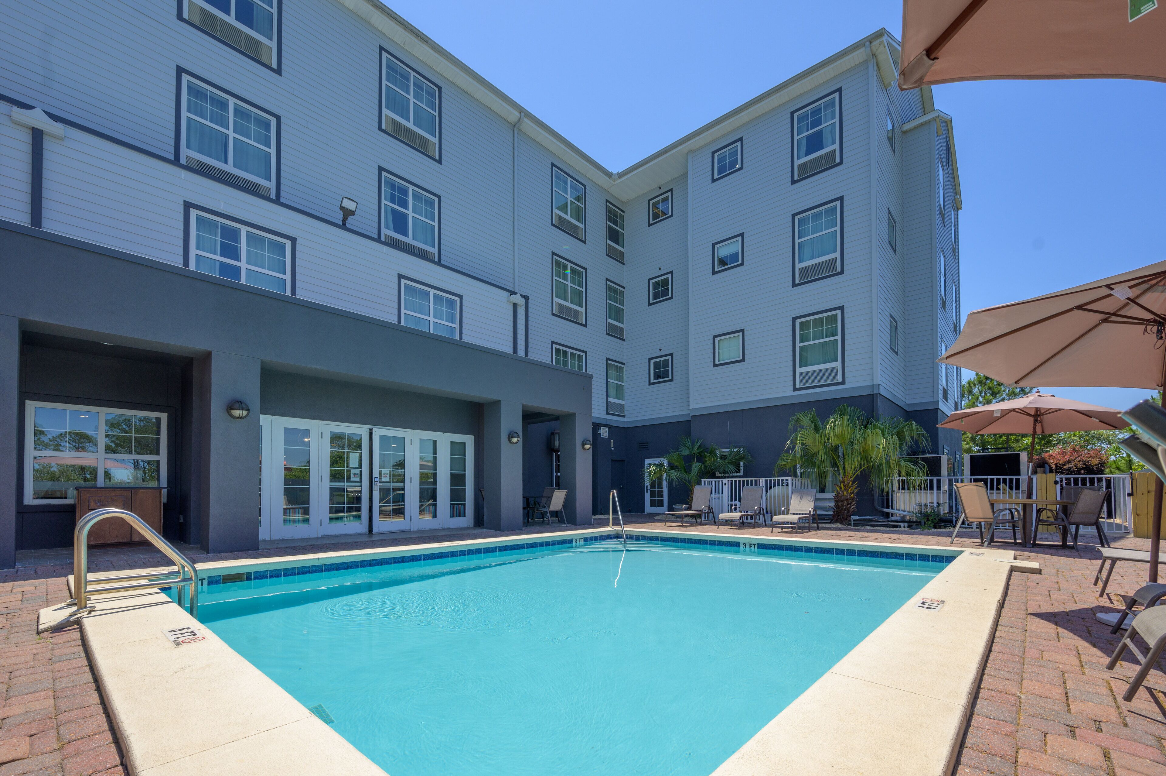 Alberca al aire libre y camastros 