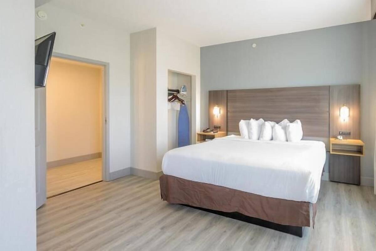 Desk, iron/ironing board, free WiFi, bed sheets