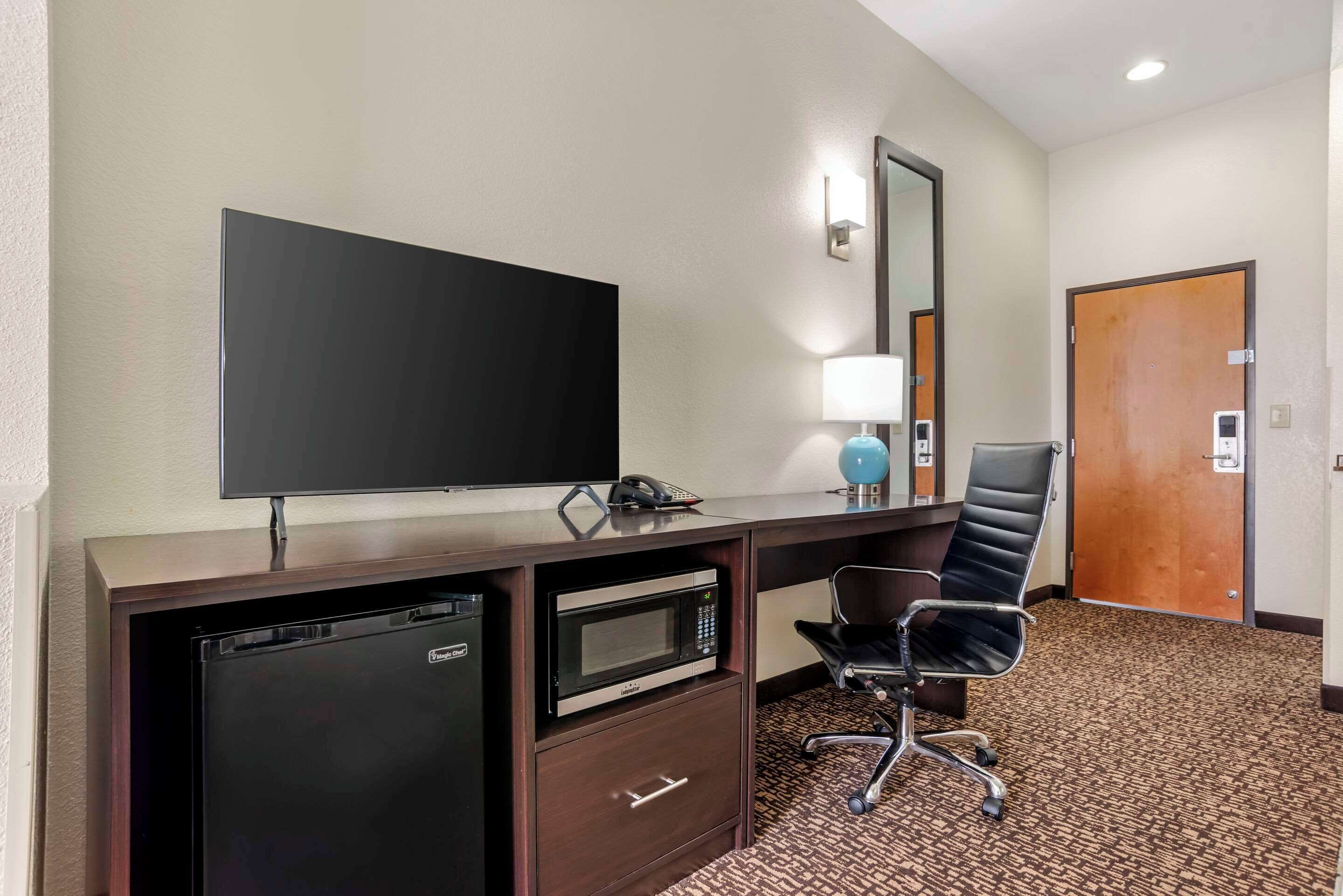 Skrivebord, strykejern/-brett og barnesenger (inkludert)