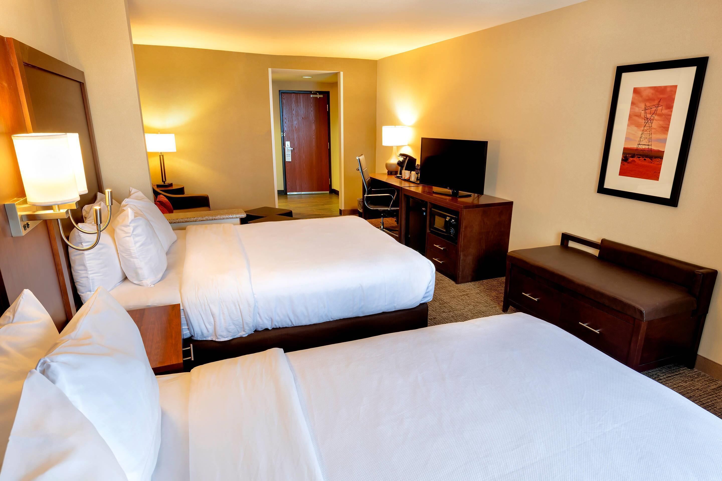 Suite, 2 Queen Beds, 2 Person Sofa Bed, Non Smoking | Roupas de cama premium, cofres nos quartos, escrivaninha