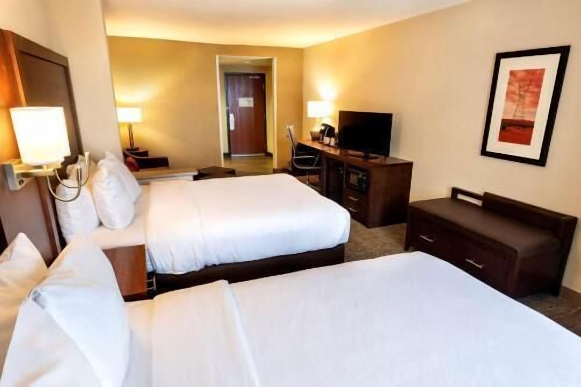 Premium bedding, in-room safe, desk, laptop workspace