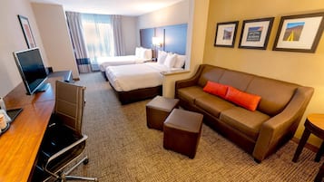 Suite, 2 Queen Beds, 2 Person Sofa Bed, Non Smoking | Ylelliset vuodevaatteet, tallelokero huoneessa, työpöytä