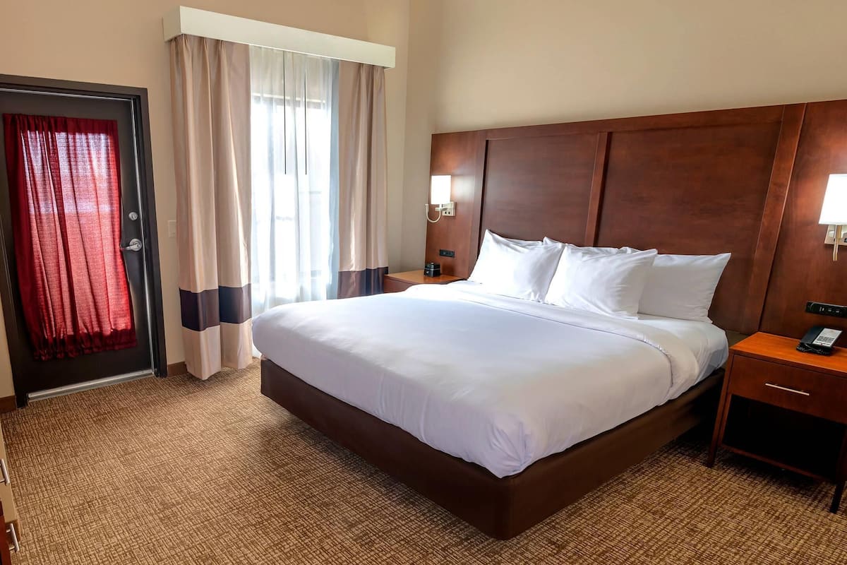 Suite, 1 très grand lit et 1 canapé-lit, accessible aux personnes à mobilité réduite, non-fumeurs | Literie de qualité supérieure, coffres-forts dans les chambres, bureau