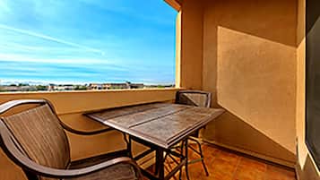 جناح - سرير ملكي مع أريكة سرير - تجهيزات لذوي الاحتياجات الخاصة - لغير المدخنين | أغطية فراش متميزة وخزنة داخل الغرفة ومكتب ومساحة عمل للكمبيوتر المحمول