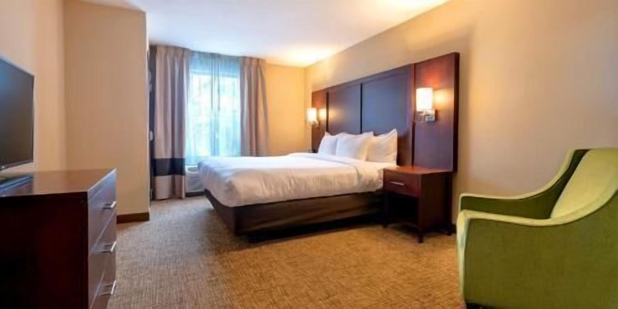 Premium bedding, in-room safe, desk, laptop workspace