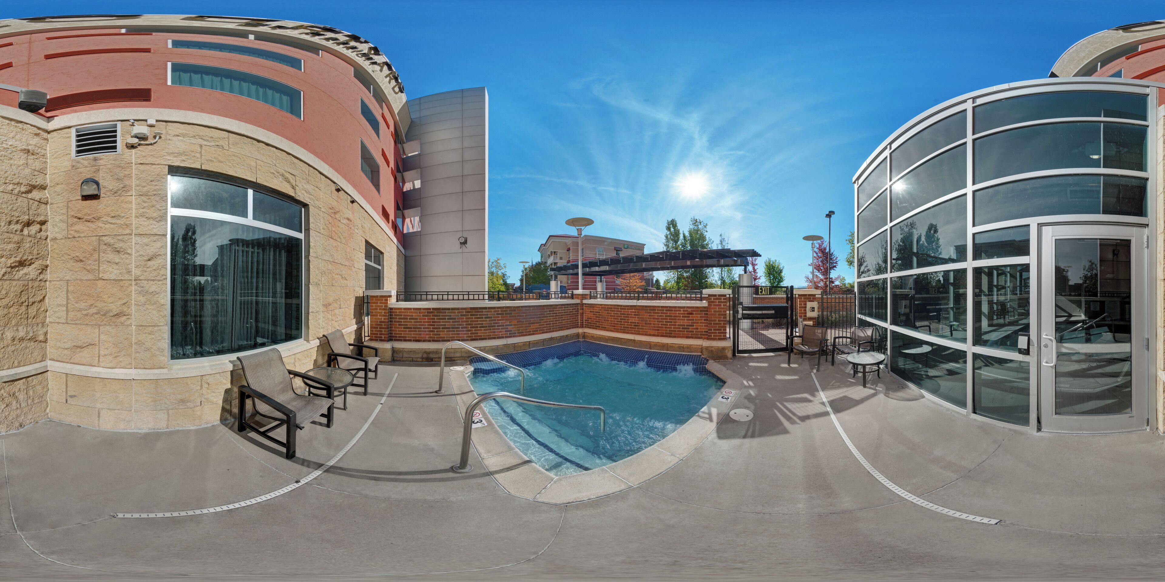 Bañera de hidromasaje al aire libre