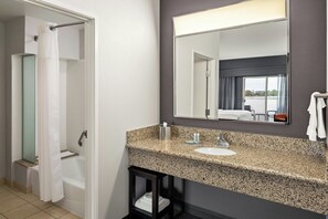 Produtos de toalete grátis, secador de cabelo, toalhas de banho