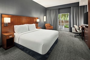 Hypo-allergenic bedding, desk, laptop workspace, blackout drapes - Courtyard by Marriott Minneapolis Maple Grove/Arbor Lakes (Maple Grove)