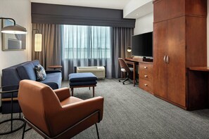 Hypo-allergenic bedding, desk, laptop workspace, blackout drapes - Courtyard by Marriott Minneapolis Maple Grove/Arbor Lakes (Maple Grove)