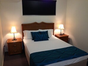 Soundproofing, iron/ironing board, free WiFi, bed sheets - Central Plaza Apartments (Cairns North)