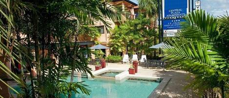 Hồ bơi ngoài trời