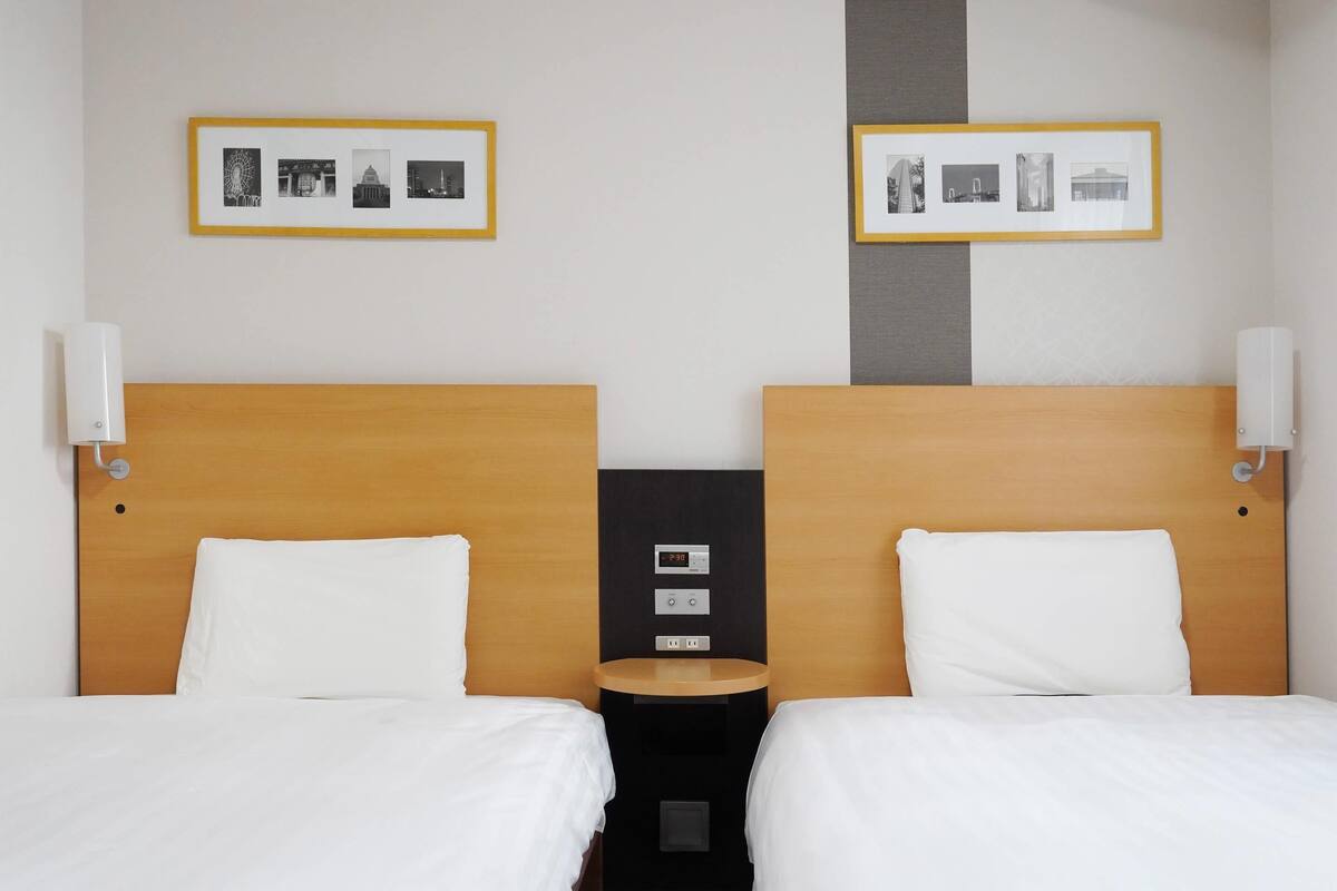 Kamer, 2 eenpersoonsbedden, niet-roken | Luxe beddengoed, een bureau, een laptopwerkplek