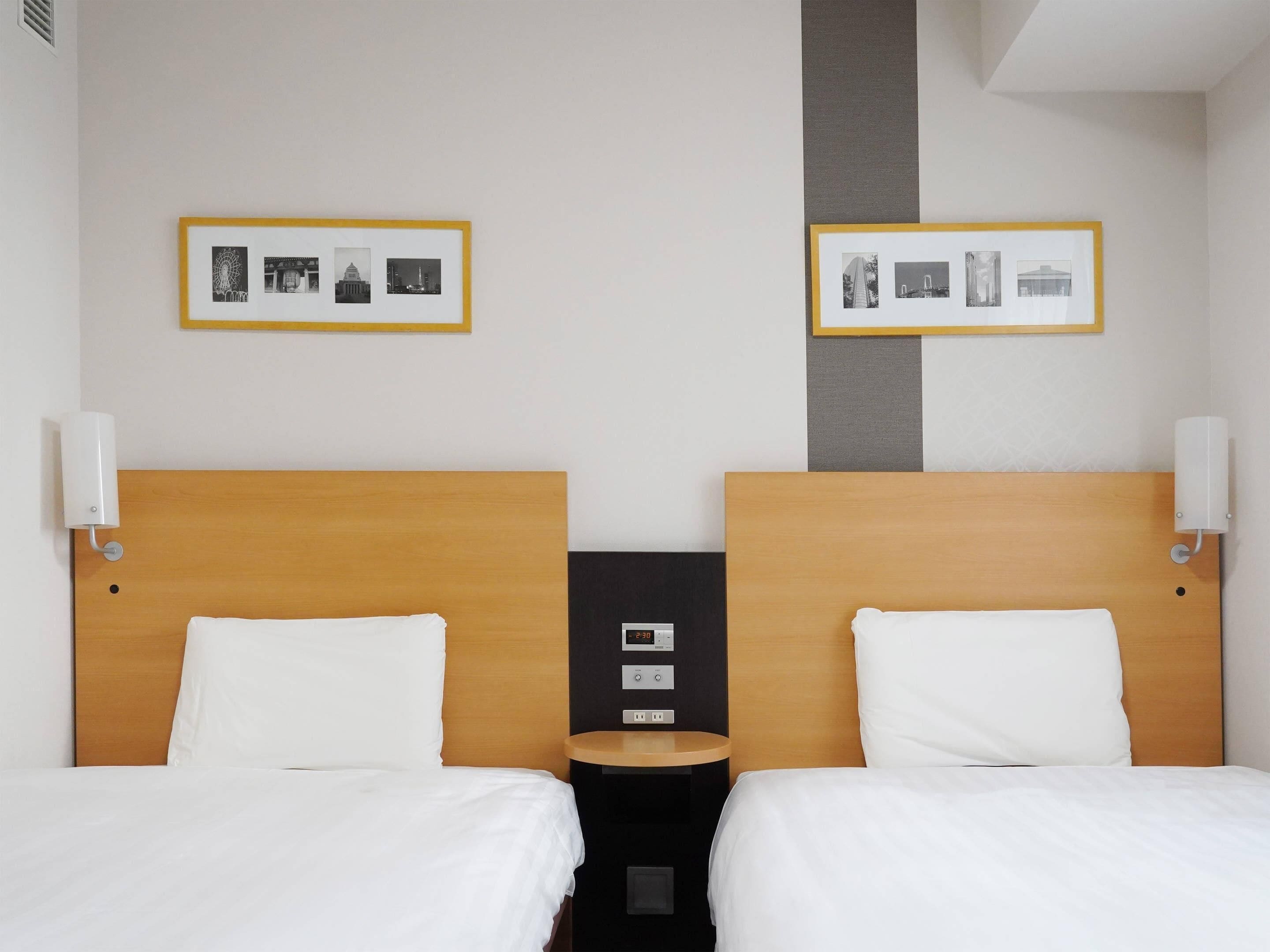 ルーム シングルベッド 2 台 禁煙 | 高級寝具、デスク、ノートパソコン用作業スペース、遮光カーテン