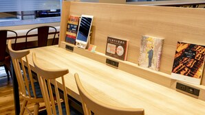 A wooden counter with books and a smartphone. - Comfort Hotel Tokyo Kanda (Tokyo)
