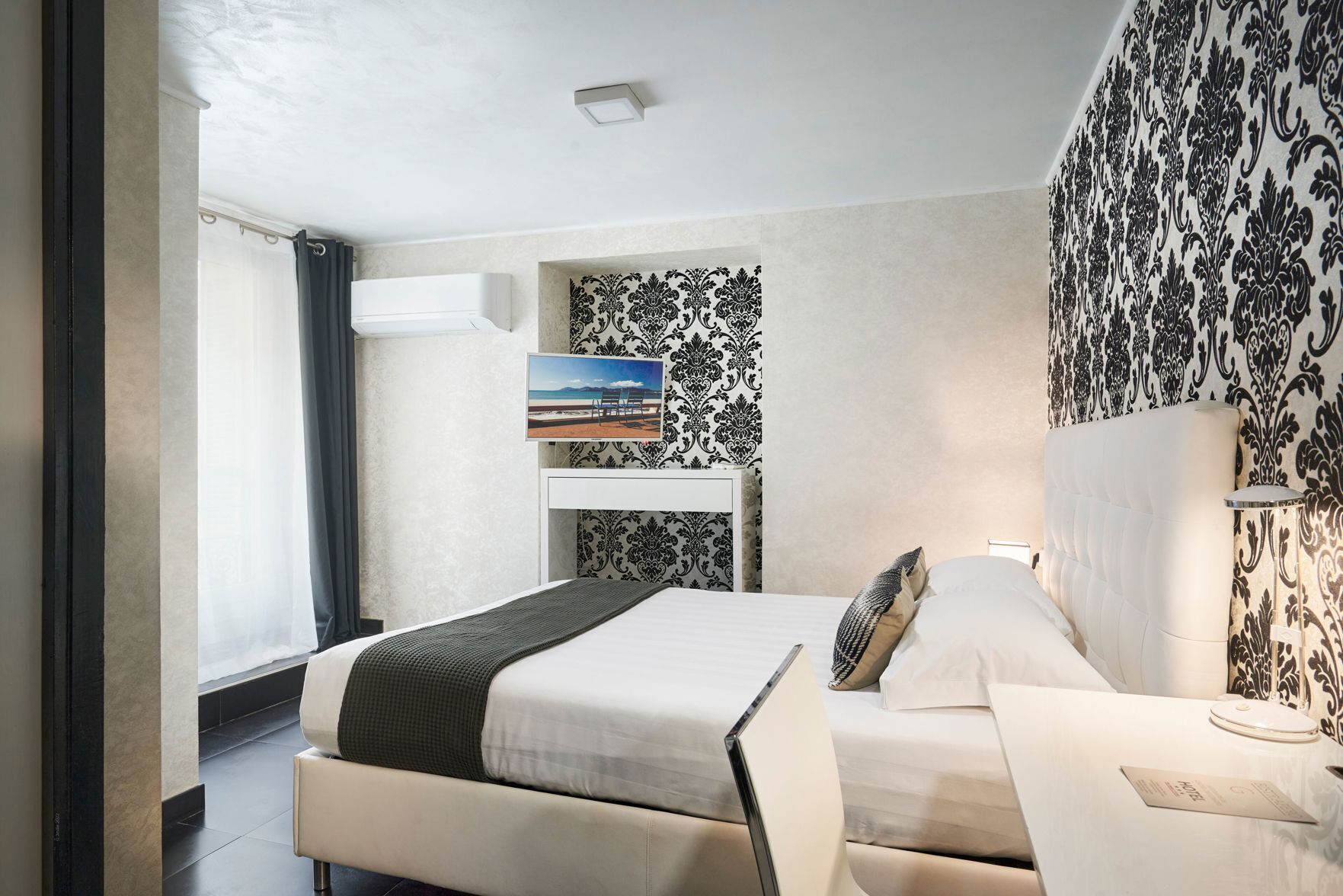 Desk, soundproofing, free WiFi, bed sheets