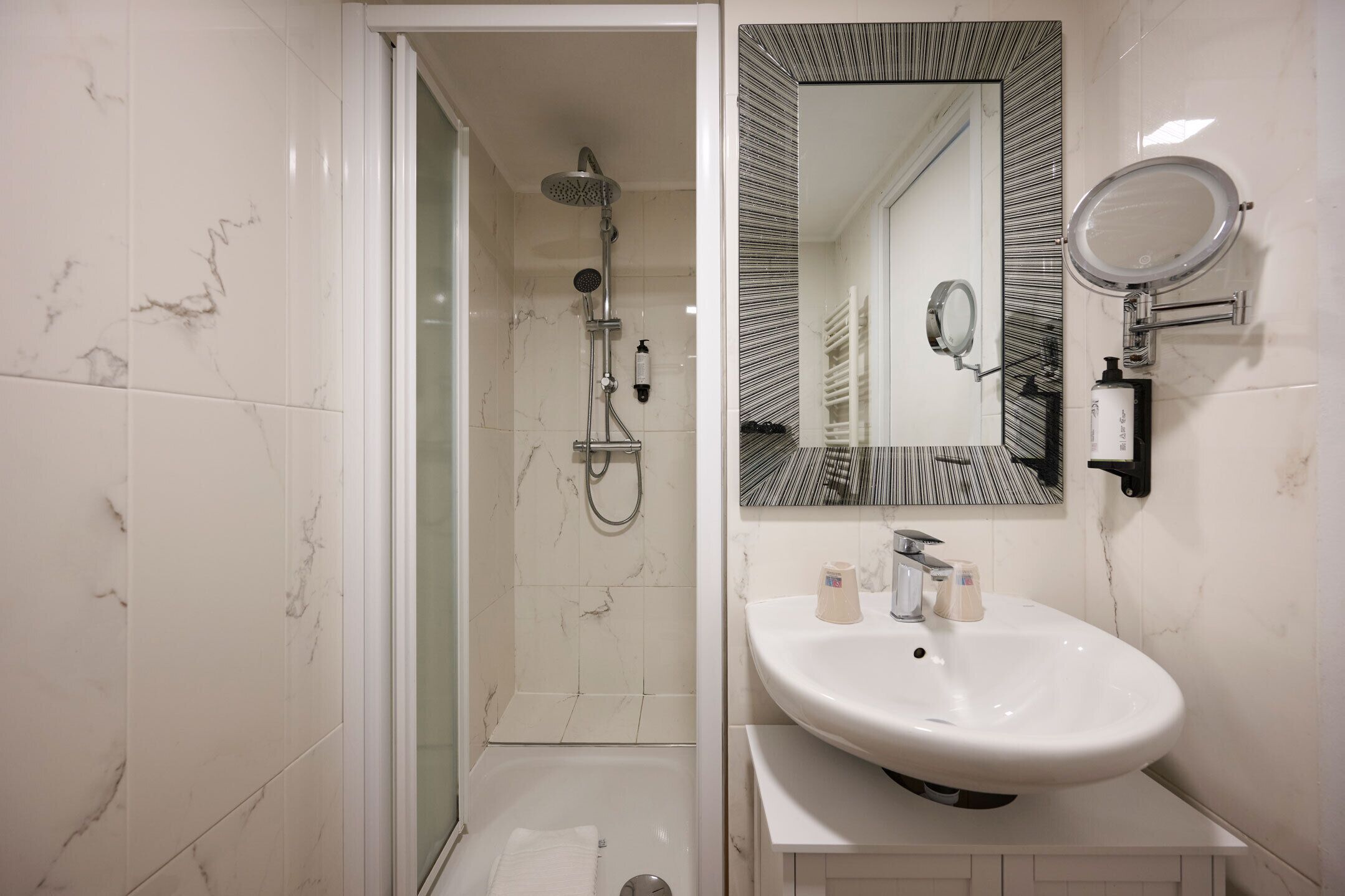 triple room | bathroom | free toiletries, hair dryer, towels