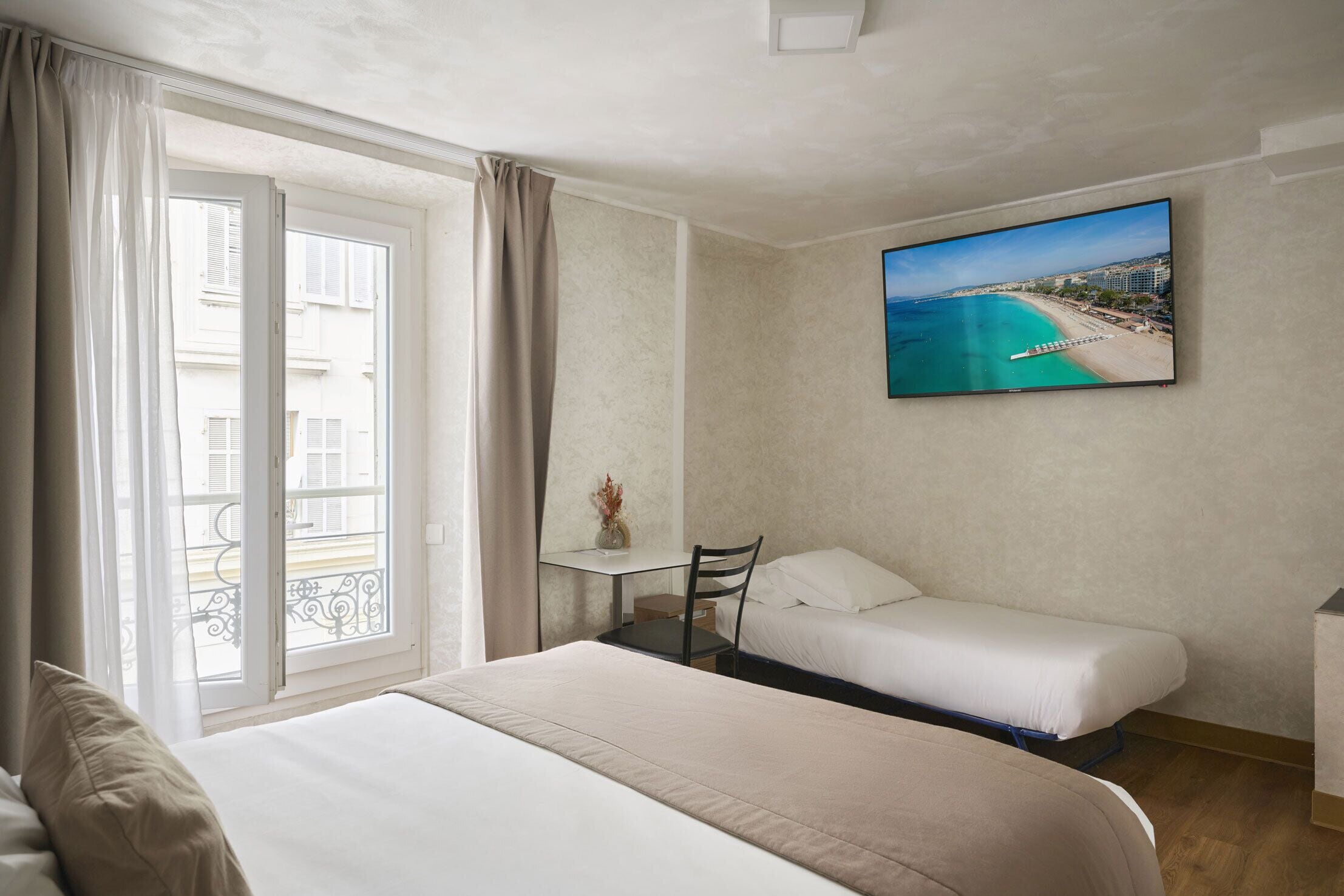 triple room | desk, soundproofing, free wifi, bed sheets