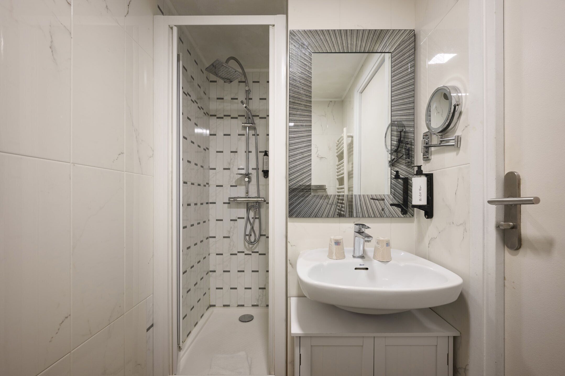 family room | desk, soundproofing, free wifi, bed sheets