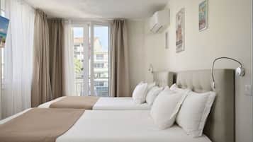Escritorio, sistema de insonorización, wifi gratis y ropa de cama
