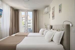 Family Room | Desk, soundproofing, free WiFi, bed sheets