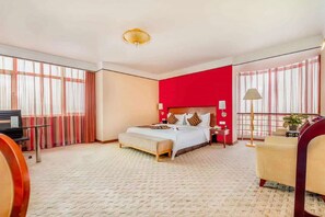 Habitación Deluxe, 1 cama de matrimonio grande, fumadores | Minibar, caja fuerte, escritorio y tabla de planchar con plancha