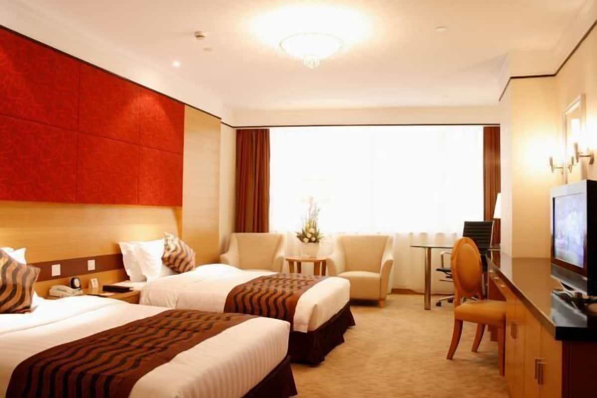 Minibar, in-room safe, desk, iron/ironing board