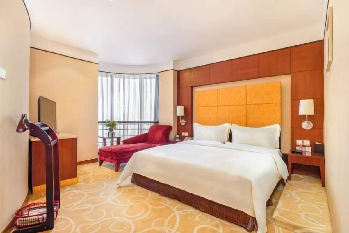 Minibar, in-room safe, desk, iron/ironing board