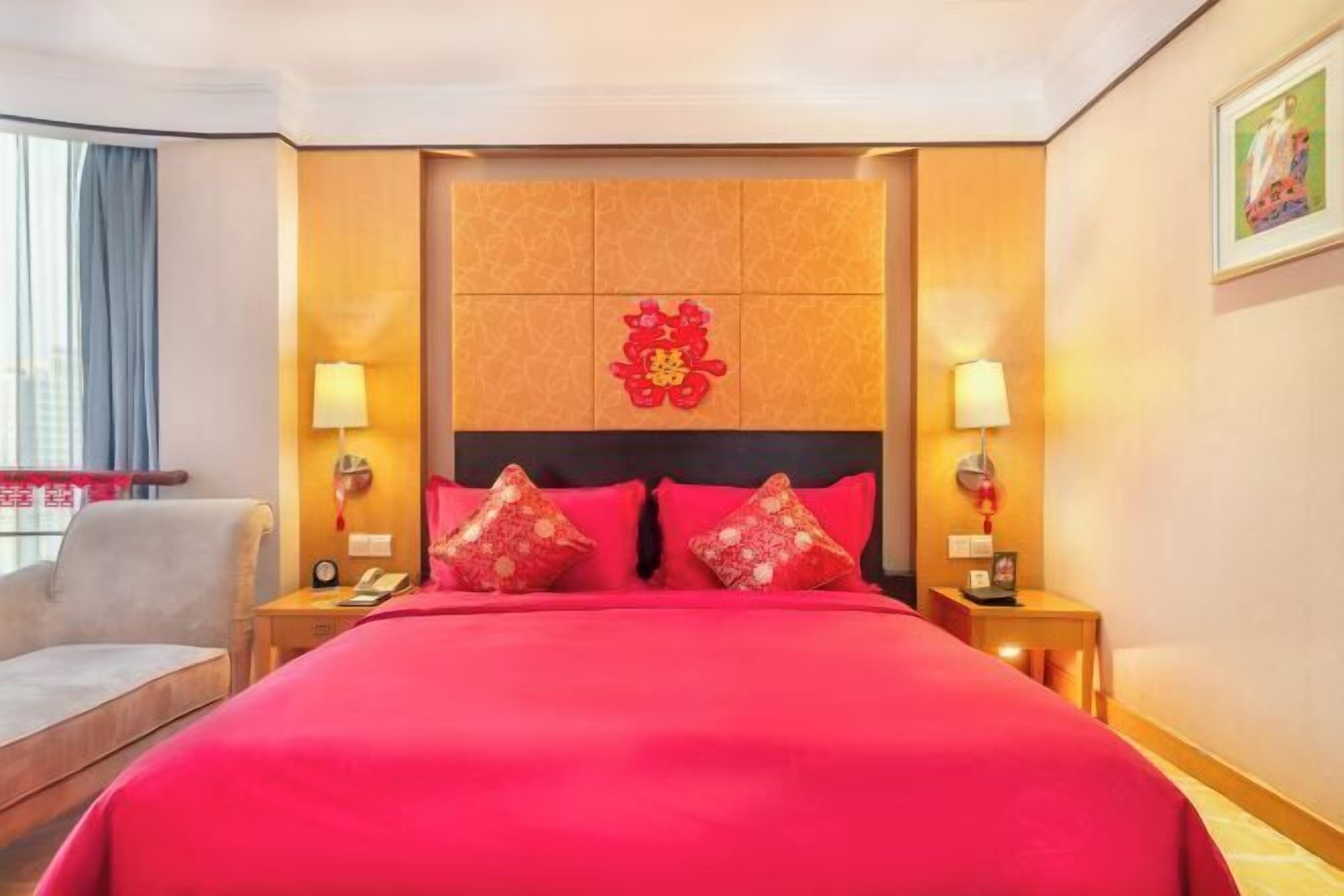 Minibar, in-room safe, desk, iron/ironing board