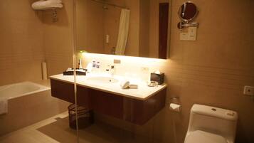 淋浴/浴缸二合一、名牌盥洗用品、吹風機、浴袍