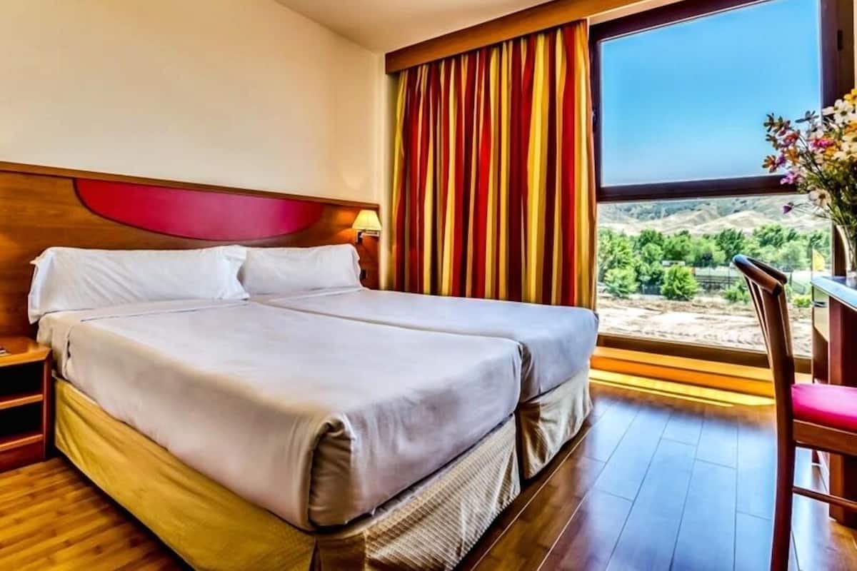 Standard Twin Room | Minibar, in-room safe, iron/ironing board, free WiFi