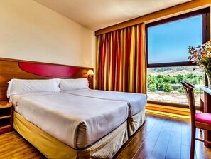 Standard Twin Room | Minibar, in-room safe, iron/ironing board, free WiFi - Alcalá Plaza (Alcala de Henares)