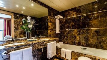 Suite, 1 cama de matrimonio grande | Minibar, caja fuerte, tabla de planchar con plancha y wifi gratis