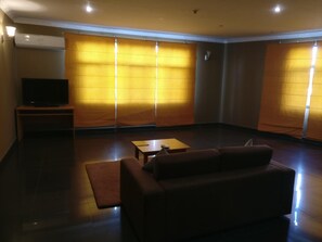 Televisión de pantalla plana de 32 pulgadas con canales por cable