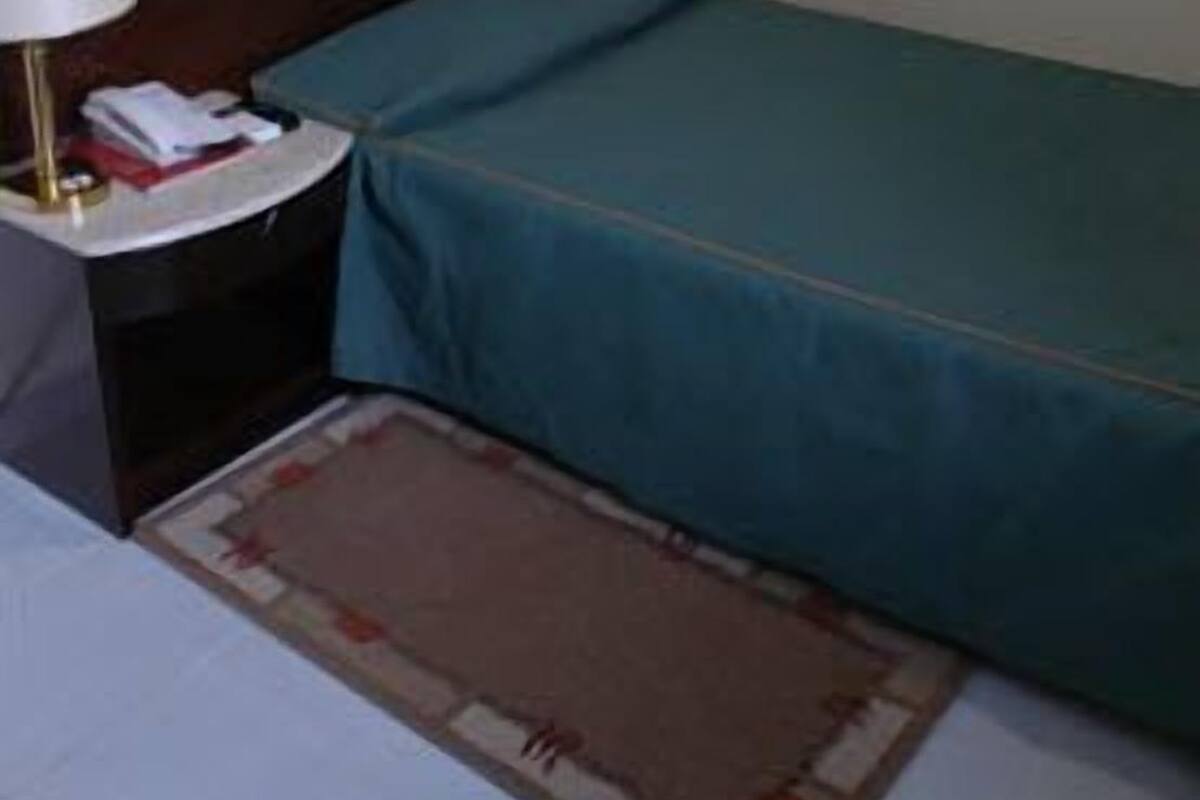Minibar, caja de seguridad en la habitación y escritorio