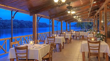 Se sirven desayunos y almuerzos; cocina fusión; con vista a la piscina