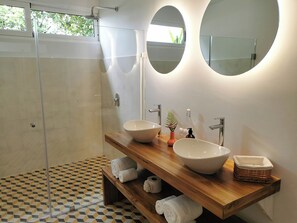 Mr. Mishak Downstairs Suites | Badezimmer | Dusche, Regendusche, umweltfreundliche Kosmetikartikel, Haartrockner