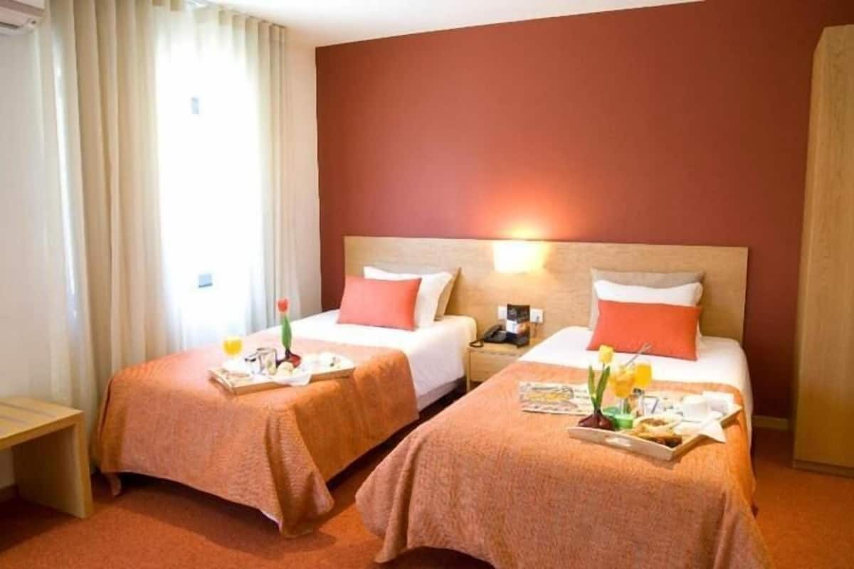Twin Room | 3 bedrooms, in-room safe, desk, free WiFi