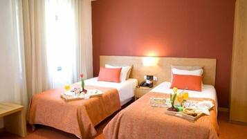 3 bedrooms, in-room safe, desk, free WiFi