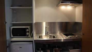 Single Room | 3 bedrooms, in-room safe, desk, free WiFi