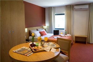 Apartment, 1 Bedroom | In-room dining