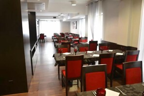 Buffet breakfast for a fee - Paredes Hotel Apartamento (Paredes)