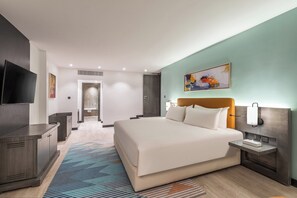Standard Room, 1 King Bed, Non Smoking | 1 bedroom, minibar, in-room safe, desk