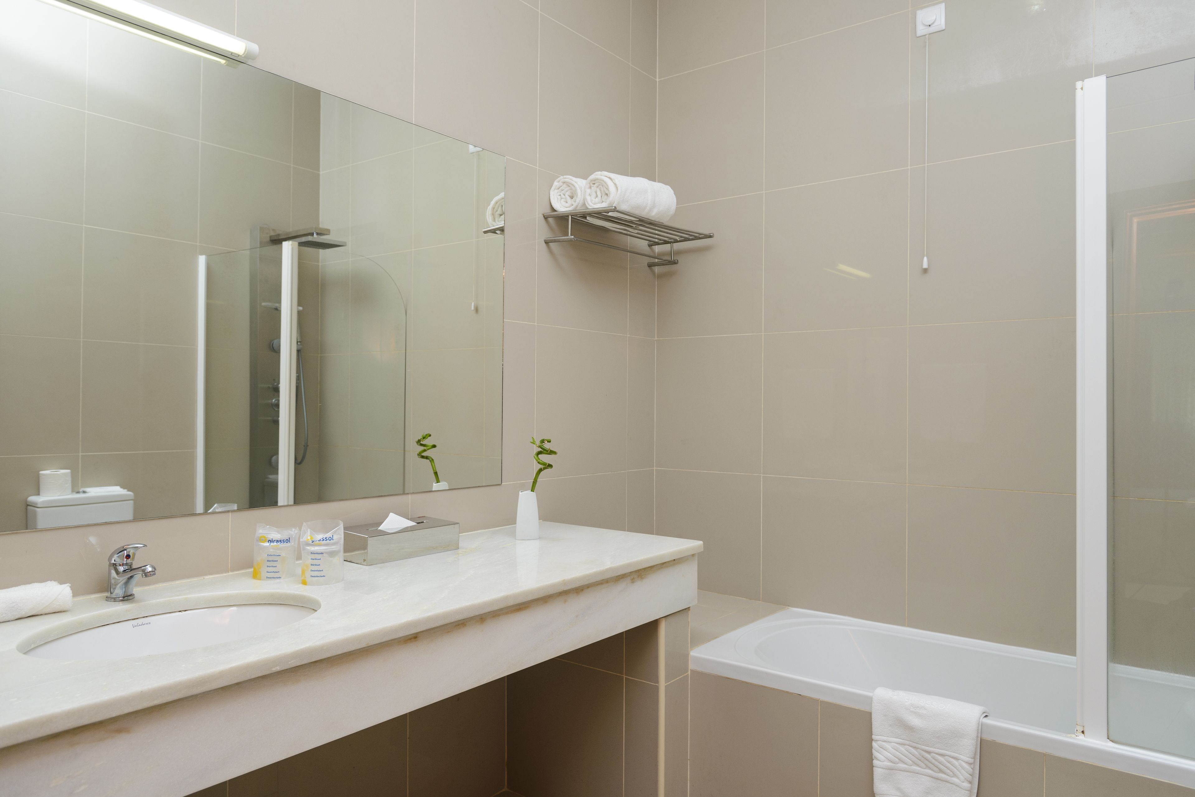 combined shower/bathtub, rainfall showerhead, free toiletries