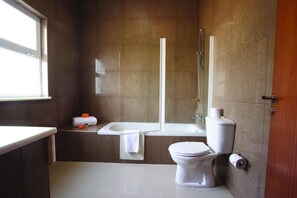 Duschwanne, Regendusche, kostenlose Toilettenartikel, Haartrockner