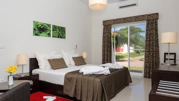 Minibar, pengeskab på værelset, mørklægningsgardiner, lydisolering