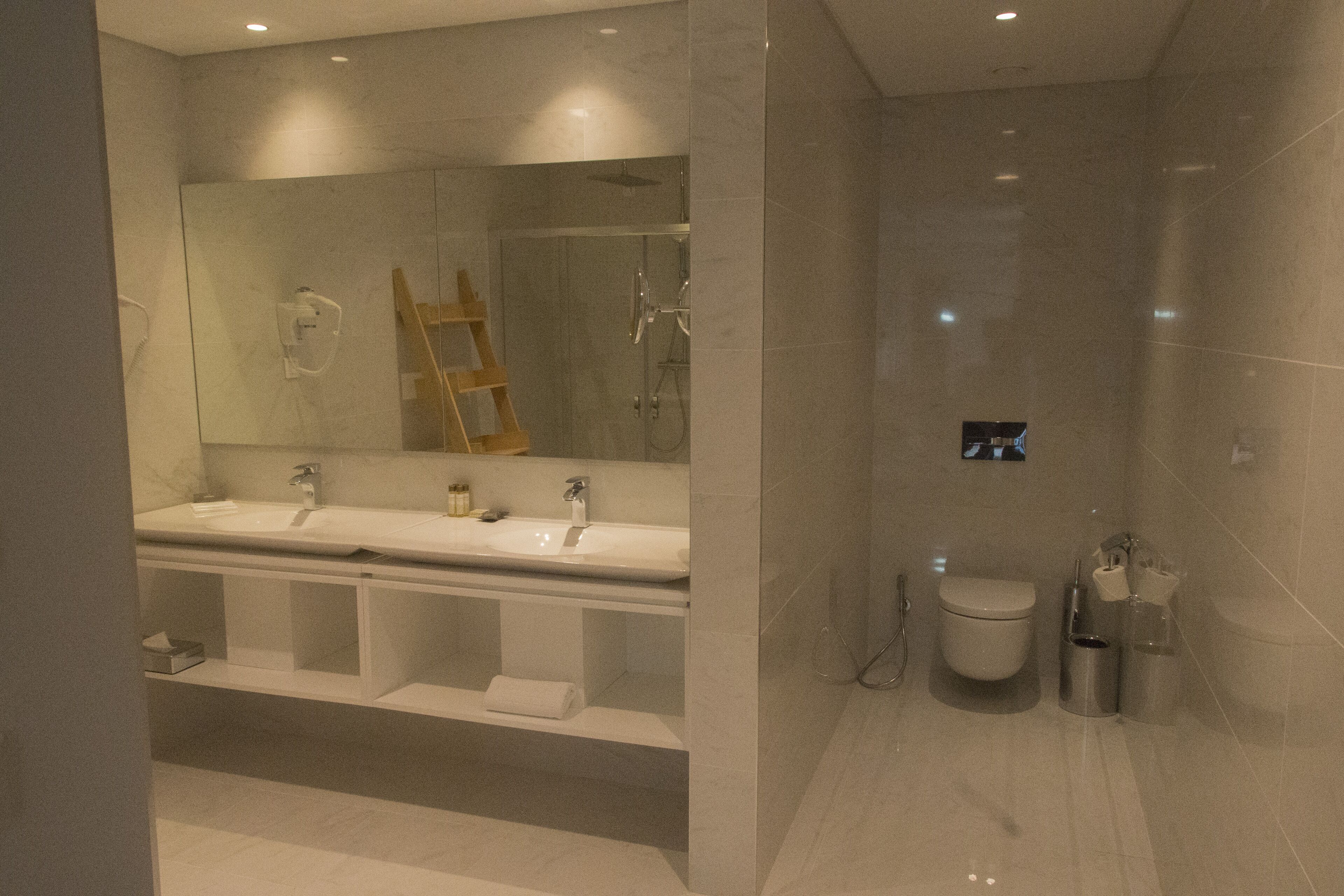 Suite Double with Balcony and Pool View | Bathroom | Shower, free toiletries, hair dryer, bathrobes