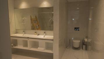 Suite Double with Balcony and Pool View | Bathroom | Shower, free toiletries, hair dryer, bathrobes