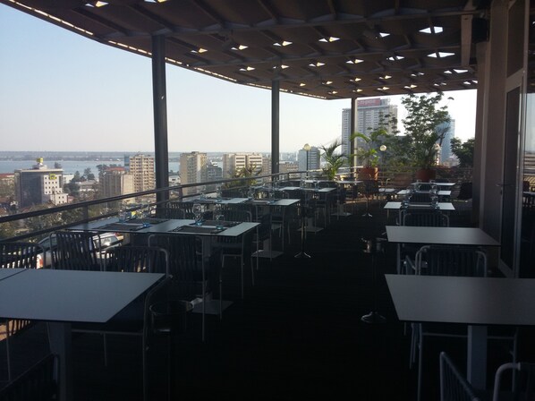 Breakfast, lunch, dinner served; international cuisine - Montebelo Girassol Maputo Hotel (Maputo)