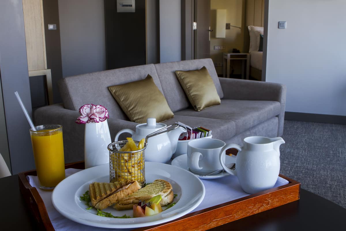 Minibar, coffres-forts dans les chambres, bureau