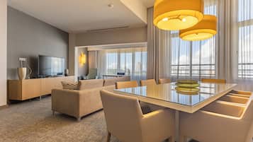 Presidentiële suite | Een minibar, een kluis op de kamer, een bureau, een laptopwerkplek